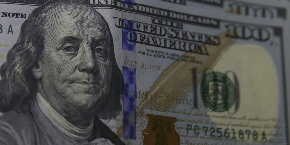 dolar-sobe-para-r$-5,55-com-votacao-de-decreto-do-iof