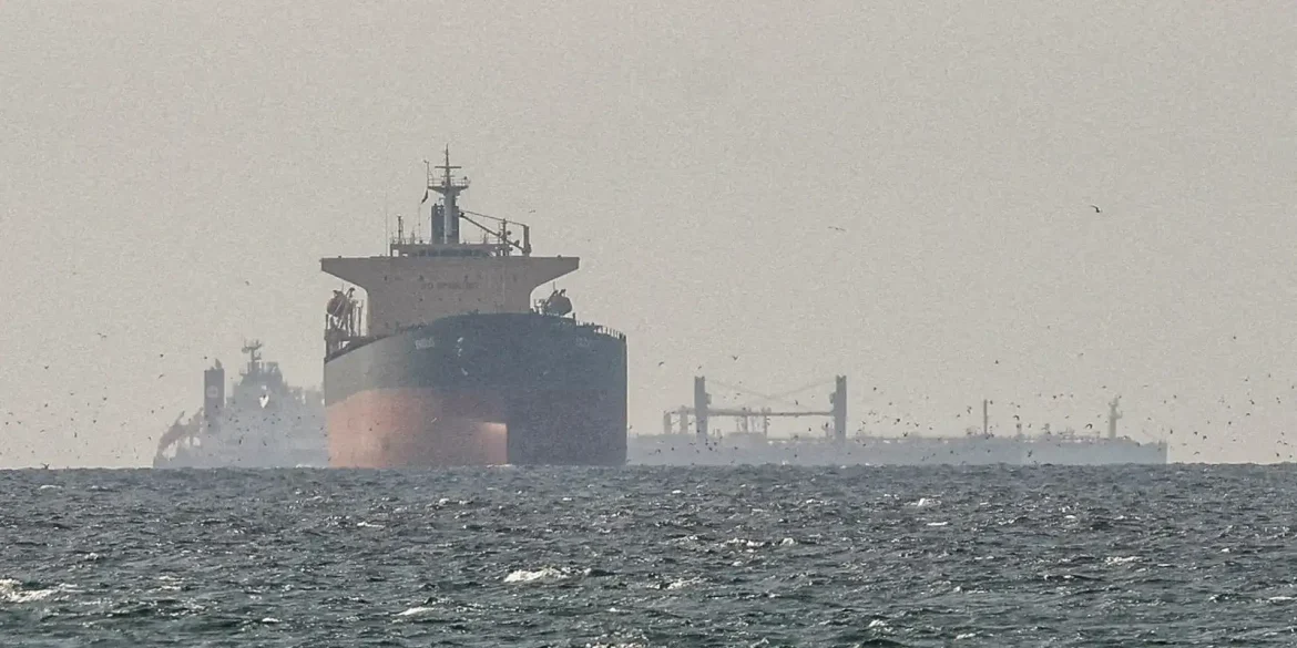 ira-nega-passagem-de-navios-dos-eua-por-ormuz-e-petroleo-dispara